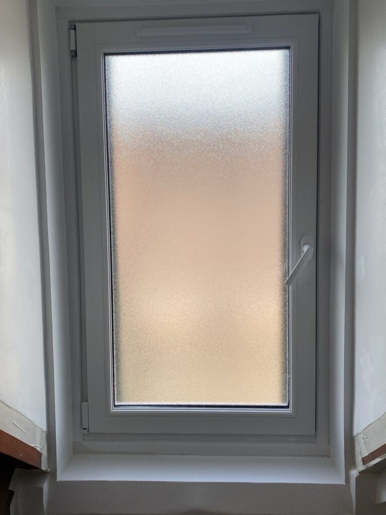 Fenêtre avec vitrage dépoli