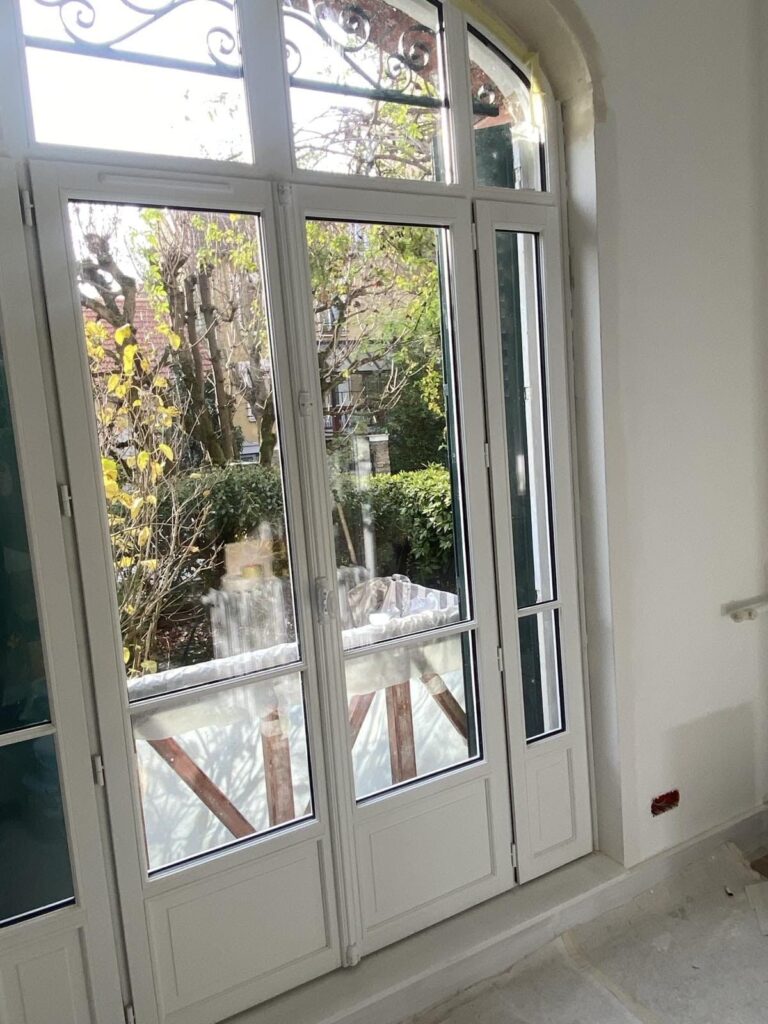 Vue intérieure de la menuiserie composée cintrée