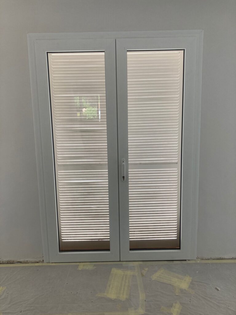 Menuiserie 2 vantaux avec serrure a clé