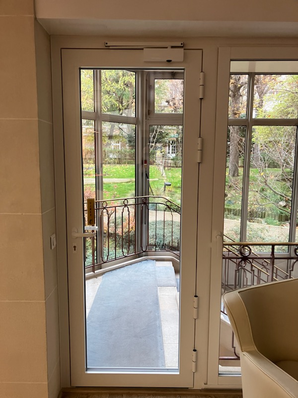 Porte bequille double porte et ferme porte maison de retraite