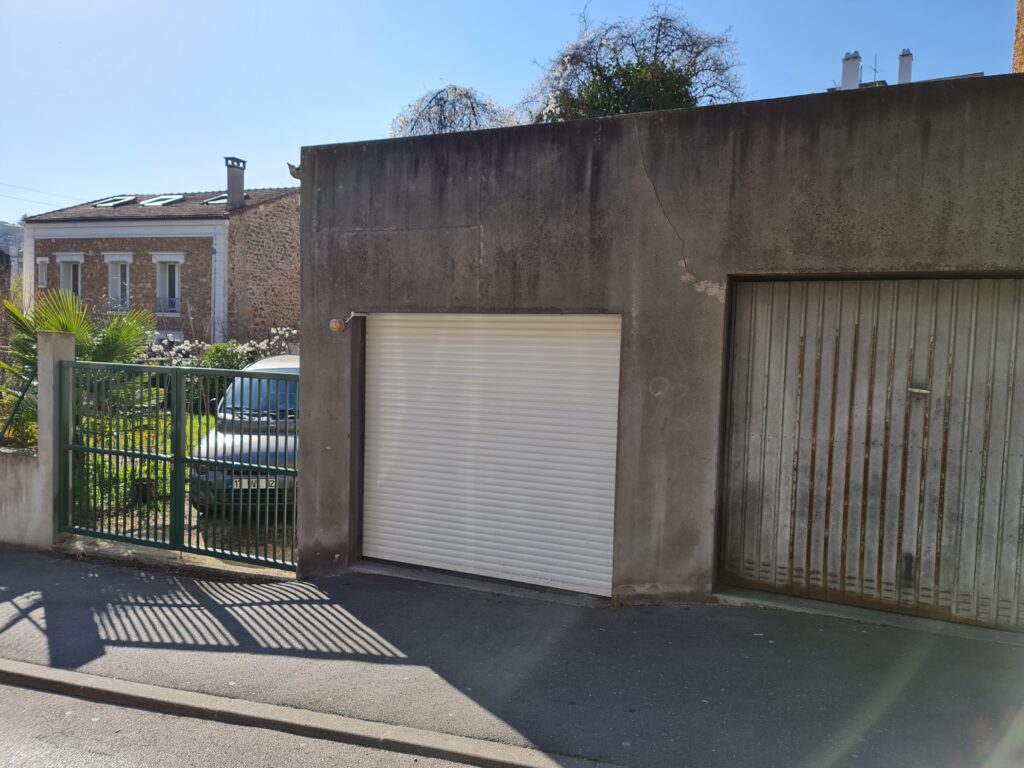 Fourniture et pose d'une porte de garage enroulable