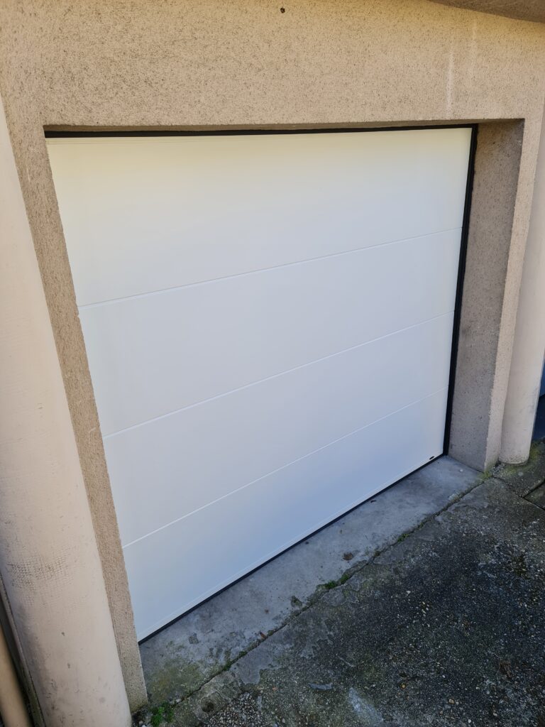 Fourniture et pose d'une porte de garage sectionnelle