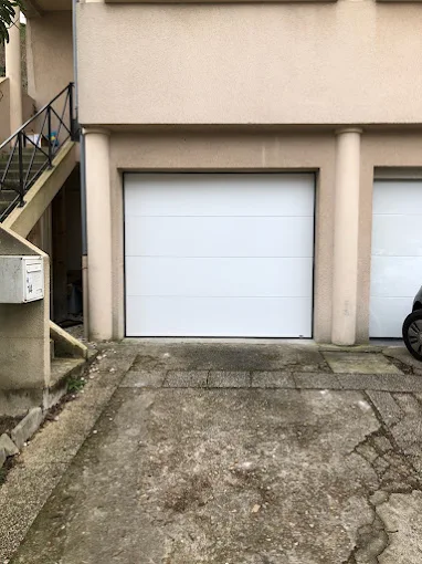 Fourniture et pose d''une porte de garage sectionnelle