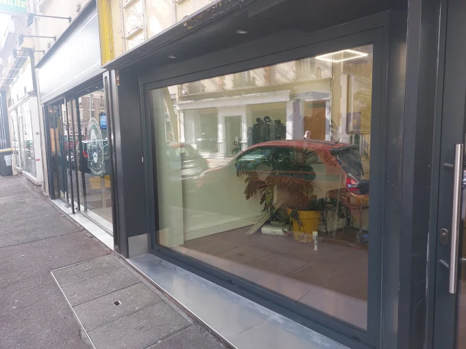 Fourniture et pose d'une vitrine (1)