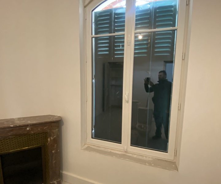 Fenêtre cintrée (en arc) à deux vantaux