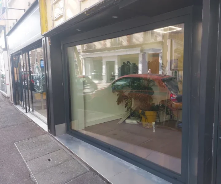 Fourniture et pose d'une vitrine (1)