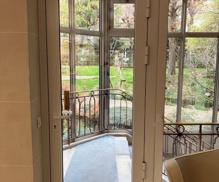 Porte bequille double porte et ferme porte maison de retraite