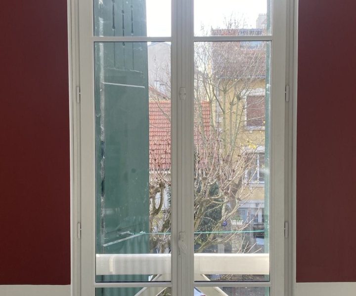 Porte-fenêtre à deux vantaux avec volets battants